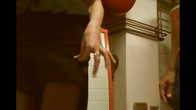 Seksuali mama, pučianti penį paplūdimyje