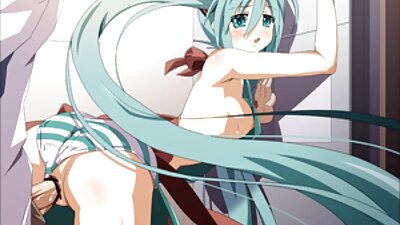 Nuostabi žmona ant sofos pasiruošusi ir besiskleidžianti