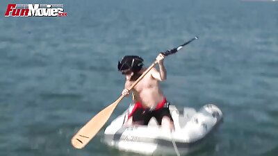 Mano mergina mėgaujasi apvyniodama lūpas ir čiulpia