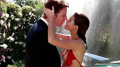 Ji išdrįsta viešai žaisti pulą nuoga